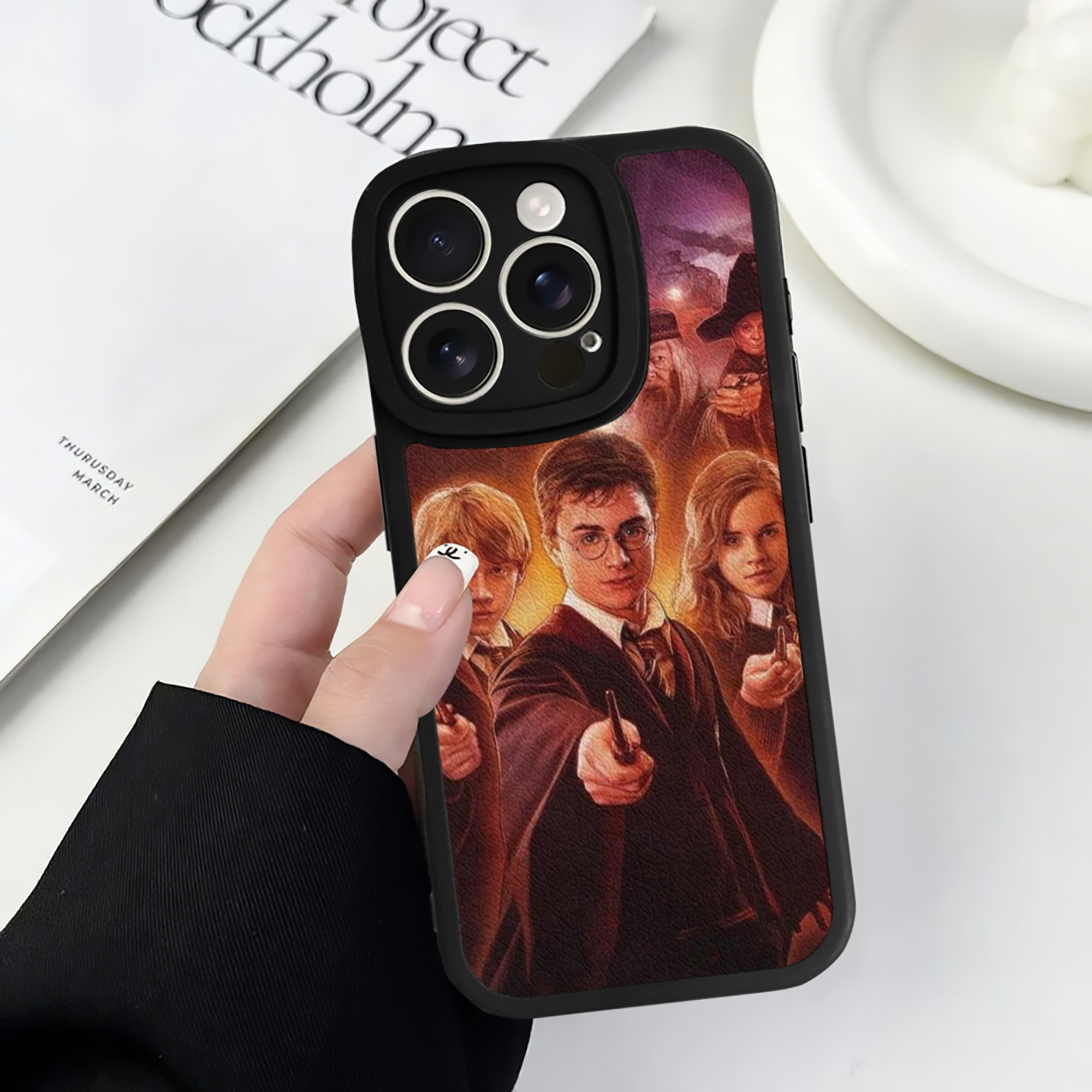 （画像用） Harry Potter ハリー・ポッターシリーズ 【iPhone 16シリーズ対応】シリコンスマホケース（レザー調） 材質：シリコン